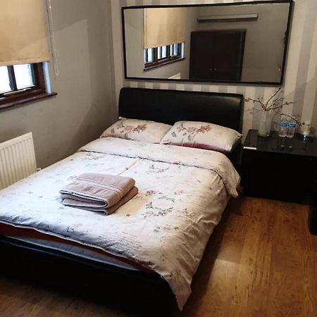 Master Room Near Heathrow ロンドン エクステリア 写真